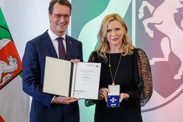 24.08.2026. Düsseldorf. (l-r) NRW-Ministerpräsident Hendrik Wüst und Veronica Ferres bei der Verleihung des Verdienstordens des Landes Nordrhein-Westfalen anlässlich des 80. Landesgeburtstages. Veronica Ferres hat als Schauspielerin den deutschen Film geprägt und Nordrhein-Westfalen als Kulturstandort international vertreten. Auch als Produzentin blieb sie ihrer Heimat verbunden. Wiederholt fanden Dreharbeiten für ihre Produktionen in Nordrhein-Westfalen statt. Seit vielen Jahren engagiert sie sich als Schirmherrin der Arche Kinderstiftung sowie des Bergischen Kinder- und Jugendhospizes Burgholz für benachteiligte und schwerkranke Kinder. Darüber hinaus setzt sie sich mit ihren Kinderbüchern für den Schutz und die Stärkung von