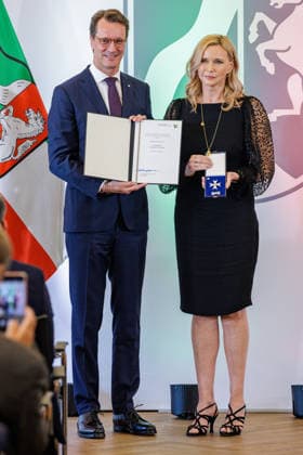 24.08.2026. Düsseldorf. (l-r) NRW-Ministerpräsident Hendrik Wüst und Veronica Ferres bei der Verleihung des Verdienstordens des Landes Nordrhein-Westfalen anlässlich des 80. Landesgeburtstages. Veronica Ferres hat als Schauspielerin den deutschen Film geprägt und Nordrhein-Westfalen als Kulturstandort international vertreten. Auch als Produzentin blieb sie ihrer Heimat verbunden. Wiederholt fanden Dreharbeiten für ihre Produktionen in Nordrhein-Westfalen statt. Seit vielen Jahren engagiert sie sich als Schirmherrin der Arche Kinderstiftung sowie des Bergischen Kinder- und Jugendhospizes Burgholz für benachteiligte und schwerkranke Kinder. Darüber hinaus setzt sie sich mit ihren Kinderbüchern für den Schutz und die Stärkung von