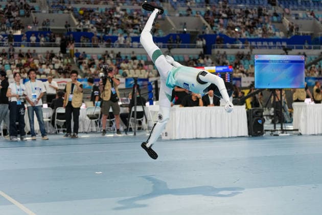 (260824) -- BEIJING, Aug. 24, 2026 -- The robot of Beijing AGIbot Team competes during the Floor Exercise of Gymnastics event of the 2nd World Humanoid Robot Games in Beijing, capital of China, Aug. 24, 2026. ) (SP)CHINA-BEIJING-WORLD HUMANOID ROBOT GAMES (CN) JuxHuanzong 