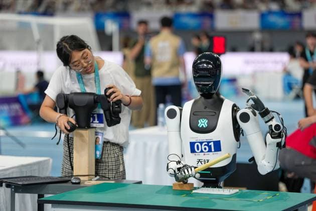 (260824) -- BEIJING, Aug. 24, 2026 -- The robot of Beijing Humanoid¡¤BJTU¡¤Strong Mind Siyuan Team competes during the Nail Fastening competition of the 2nd World Humanoid Robot Games in Beijing, capital of China, Aug. 24, 2026. ) (SP)CHINA-BEIJING-WORLD HUMANOID ROBOT GAMES (CN) JuxHuanzong 