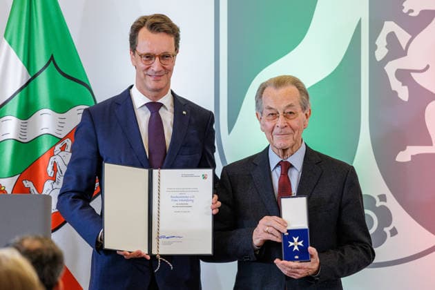 24.08.2026. Düsseldorf. (l-r) NRW-Ministerpräsident Hendrik Wüst und Franz Müntefering bei der Verleihung des Verdienstordens des Landes Nordrhein-Westfalen anlässlich des 80. Landesgeburtstages. Franz Müntefering hat über sechs Jahrzehnte die Politik in Nordrhein-Westfalen und Deutschland geprägt unter anderem als Landes- und Bundesminister sowie in führenden Funktionen der SPD. Als Vorsitzender der BAGSO hat er die Interessen älterer Menschen gestärkt. Als Präsident des Arbeiter-Samariter-Bundes setzt er sich für soziale Projekte, Pflege und den Schutz von Einsatzkräften ein. Düsseldorf Staatskanzlei Nordrhein-Westfalen Deutschland *** August 24, 2026, Düsseldorf, North Rhine-Westphalia: Minister President Hendrik Wü