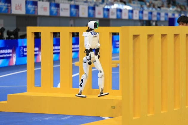 (260824) -- BEIJING, Aug. 24, 2026 -- The robot of Tianjiao Team competes during 400m Obstacles of the 2nd World Humanoid Robot Games in Beijing, capital of China, Aug. 24, 2026. ) (SP)CHINA-BEIJING-WORLD HUMANOID ROBOT GAMES (CN) XuxYanan 