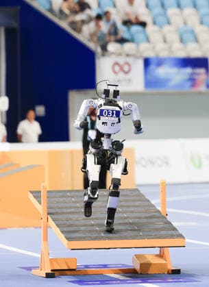 (260824) -- BEIJING, Aug. 24, 2026 -- The robot of Songyan Dynamics Little Pioneer Team competes during 400m Obstacles of the 2nd World Humanoid Robot Games in Beijing, capital of China, Aug. 24, 2026. ) (SP)CHINA-BEIJING-WORLD HUMANOID ROBOT GAMES (CN) XuxYanan 