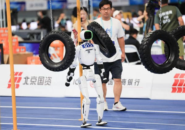 (260824) -- BEIJING, Aug. 24, 2026 -- The robot of Tianzhuo Team competes during 400m Obstacles of the 2nd World Humanoid Robot Games in Beijing, capital of China, Aug. 24, 2026. ) (SP)CHINA-BEIJING-WORLD HUMANOID ROBOT GAMES (CN) XuxYanan 
