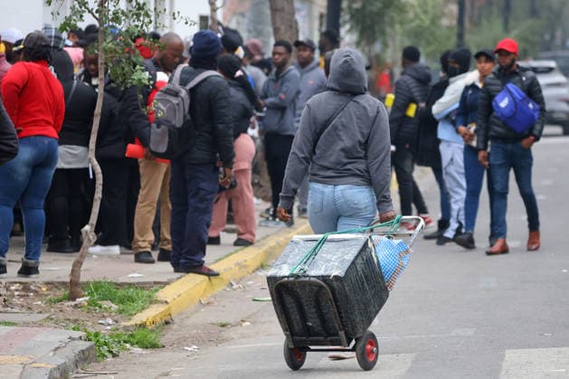 Santiago, August 24, 2026 Long lines outside the Haitian Embassy on Echaurren Street, near Claudio Gay, in the Santiago district. Jonnathan Oyarzun Aton Chile, Santiago, Chile Aton 1183521  Copyright: JONNATHANxOYARZUN ATONxCHILE