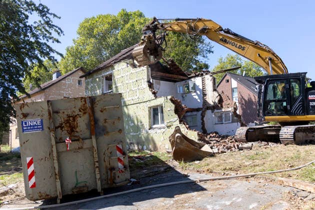 Das Essener Neubauprojekt Litterode. 24.08.2026, EU, DEU, Deutschland, Nordrhein-Westfalen, Essen: das Stadtteilentwicklungsprojekt Litterode der Allbau GmbH. Die um 1934 errichteten bewohnten Häuser im Stadtteil Leithe sollen abgerissen und anstelle der vorhandenen 36 Wohneinheiten 73 neue Wohnungen errichtet werden. Die Häuser die u.a von Bergmännern der Zeche Bonifazius seit Generationen bewohnt und gepflegt wurden, wehrten sich gegen die Kündigung und den Abriss. Ein Teil der Mieter entschied sich auf Druck der Allbau GmbH für einen Umzug und die leer stehenden Häuser wurden abgerissen. Die nach Meinung der ehemaligen Mieter und von unabhängigen Gutachtern untersuchten Häuser befanden sich in einem guten Zustand und der Allbau