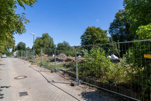 Das Essener Neubauprojekt Litterode. 24.08.2026, EU, DEU, Deutschland, Nordrhein-Westfalen, Essen: das Stadtteilentwicklungsprojekt Litterode der Allbau GmbH. Die um 1934 errichteten bewohnten Häuser im Stadtteil Leithe sollen abgerissen und anstelle der vorhandenen 36 Wohneinheiten 73 neue Wohnungen errichtet werden. Die Häuser die u.a von Bergmännern der Zeche Bonifazius seit Generationen bewohnt und gepflegt wurden, wehrten sich gegen die Kündigung und den Abriss. Ein Teil der Mieter entschied sich auf Druck der Allbau GmbH für einen Umzug und die leer stehenden Häuser wurden abgerissen. Die nach Meinung der ehemaligen Mieter und von unabhängigen Gutachtern untersuchten Häuser befanden sich in einem guten Zustand und der Allbau