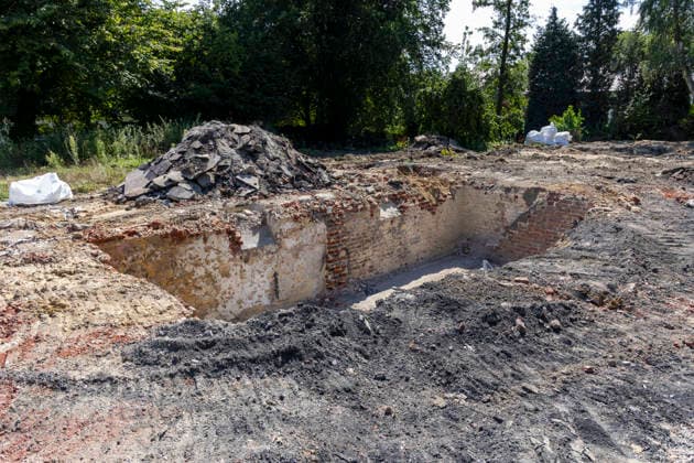 Das Essener Neubauprojekt Litterode. 24.08.2026, EU, DEU, Deutschland, Nordrhein-Westfalen, Essen: das Stadtteilentwicklungsprojekt Litterode der Allbau GmbH. Die um 1934 errichteten bewohnten Häuser im Stadtteil Leithe sollen abgerissen und anstelle der vorhandenen 36 Wohneinheiten 73 neue Wohnungen errichtet werden. Die Häuser die u.a von Bergmännern der Zeche Bonifazius seit Generationen bewohnt und gepflegt wurden, wehrten sich gegen die Kündigung und den Abriss. Ein Teil der Mieter entschied sich auf Druck der Allbau GmbH für einen Umzug und die leer stehenden Häuser wurden abgerissen. Die nach Meinung der ehemaligen Mieter und von unabhängigen Gutachtern untersuchten Häuser befanden sich in einem guten Zustand und der Allbau