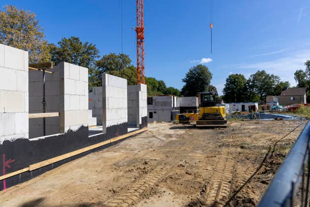 Das Essener Neubauprojekt Litterode. 24.08.2026, EU, DEU, Deutschland, Nordrhein-Westfalen, Essen: das Stadtteilentwicklungsprojekt Litterode der Allbau GmbH. Bauprojekt der ersten Häuser nach einen Rechtsstreit mit den Mietern. EU, DEU, Germany, North Rhine-Westphalia, Essen: EU, DEU, Germany, North Rhine-Westphalia, Essen: the Litterode neighbourhood development project by Allbau GmbH. Construction project for the first houses following a legal dispute with the tenants.