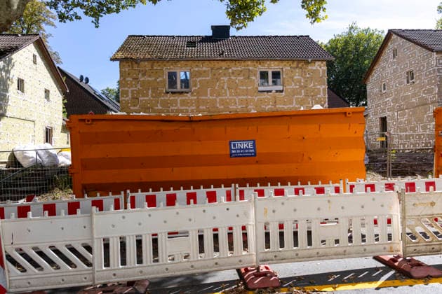 Das Essener Neubauprojekt Litterode. 24.08.2026, EU, DEU, Deutschland, Nordrhein-Westfalen, Essen: das Stadtteilentwicklungsprojekt Litterode der Allbau GmbH. Die um 1934 errichteten bewohnten Häuser im Stadtteil Leithe sollen abgerissen und anstelle der vorhandenen 36 Wohneinheiten 73 neue Wohnungen errichtet werden. Die Häuser die u.a von Bergmännern der Zeche Bonifazius seit Generationen bewohnt und gepflegt wurden, wehrten sich gegen die Kündigung und den Abriss. Ein Teil der Mieter entschied sich auf Druck der Allbau GmbH für einen Umzug und die leer stehenden Häuser wurden abgerissen. Die nach Meinung der ehemaligen Mieter und von unabhängigen Gutachtern untersuchten Häuser befanden sich in einem guten Zustand und der Allbau