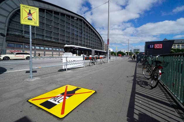 CNTV ALKOHLMAKIERUNG- Auf das Alkohlverbot in Teilen von St. Georg wird jetzt doppelt durch Gelb Schwarze Gehweg Makierung hingewiesen 24.AUGUST 2026 Hamburg Auf das seit dem 1.August 26 geltende Alkoholverboit in großen Teilen von Hamburg St. Georg haben bereits diverse Hinweisschilder an den Außengrenzen des Bereiches hingewiesen. Dieses scheint aber nicht ausreichend zu sein. Deshalb wurden heute rund um die Alkoholverbotszone in St. Georg an den Zufahrtswegen und Strassen weitere Hinweise auf den Fußwegen durch eine von den zuständigen Behörden beauftragte Fachfirma angebracht Hamburg Deutschland *** CNTV ALCOHOL MARKINGS The alcohol ban in parts of St. Georg is now indicated by double yellow-and-black sidewalk markings. August 24,