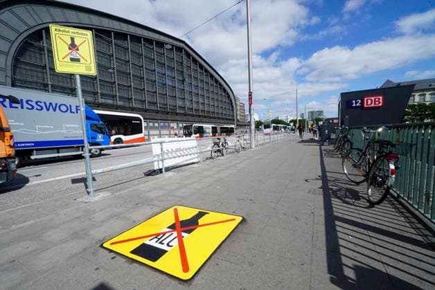 CNTV ALKOHLMAKIERUNG- Auf das Alkohlverbot in Teilen von St. Georg wird jetzt doppelt durch Gelb Schwarze Gehweg Makierung hingewiesen 24.AUGUST 2026 Hamburg Auf das seit dem 1.August 26 geltende Alkoholverboit in großen Teilen von Hamburg St. Georg haben bereits diverse Hinweisschilder an den Außengrenzen des Bereiches hingewiesen. Dieses scheint aber nicht ausreichend zu sein. Deshalb wurden heute rund um die Alkoholverbotszone in St. Georg an den Zufahrtswegen und Strassen weitere Hinweise auf den Fußwegen durch eine von den zuständigen Behörden beauftragte Fachfirma angebracht Hamburg Deutschland *** CNTV ALCOHOL MARKINGS: The alcohol ban in parts of St. Georg is now indicated twice by yellow-and-black sidewalk markings. AUGUST 24,