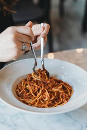 Woman twirling delicious spaghetti in a white bowl Istanbul, ?stanbul, Türkiye R_DVDL260812A-2099843-01 ,model released, Symbolfoto ,property released