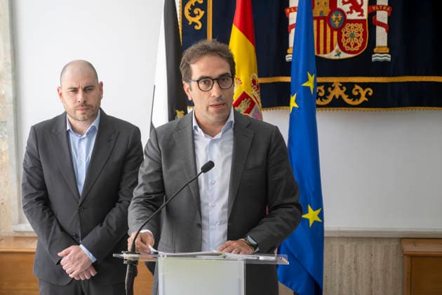 Carlos Cuerpo Meets with Juan Jesús Vivas in Ceuta The First Vice President and Minister of Economy, Trade, and Business, Carlos Cuerpo, along with the Government Delegate in Ceuta, Miguel Ángel Pérez Triano, speaks to the media at the Government Delegation in Ceuta, on August 24, 2026, in Ceuta, Spain. Cuerpo visited Ceuta to discuss the economic support needed by the autonomous city in the wake of the initial migration crisis that began in late July. AUGUST 24, 2026 Ceuta, Spain  Copyright: xMarcosxMorenox 7730160