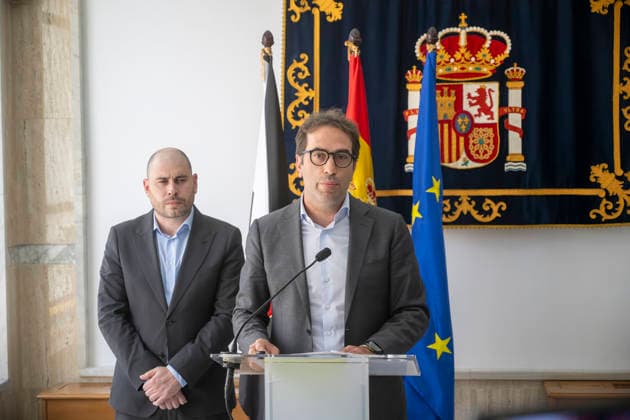 Carlos Cuerpo Meets with Juan Jesús Vivas in Ceuta The First Vice President and Minister of Economy, Trade, and Business, Carlos Cuerpo, along with the Government Delegate in Ceuta, Miguel Ángel Pérez Triano, speaks to the media at the Government Delegation in Ceuta, on August 24, 2026, in Ceuta, Spain. Cuerpo visited Ceuta to discuss the economic support needed by the autonomous city in the wake of the initial migration crisis that began in late July. AUGUST 24, 2026 Ceuta, Spain  Copyright: xMarcosxMorenox 7730161