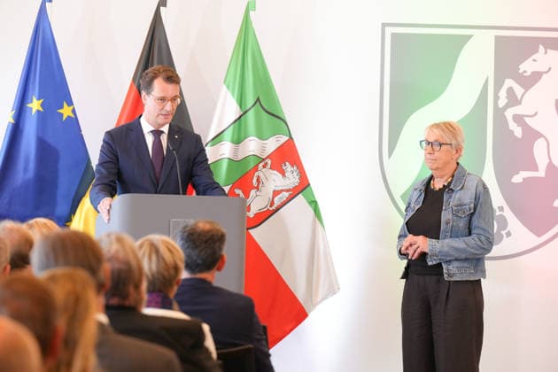 Verleihung des Verdienstorden NRW mit Ministerpraesident Wuest Hendrik Wuest gemeinsam mit Magdalene (Lena) Arndt bei der Verleihung des Verdienstorden des Landes Nordrhein-Westfalen in der Staatskanzlei, Duesseldorf, 24.08.2026 Duesseldorf Nordrhein-Westfalen Deutschland *** Awarding of the Order of Merit of North Rhine-Westphalia with Minister-President Wuest Hendrik Wuest and Magdalene Lena Arndt at the ceremony for the Order of Merit of the State of North Rhine-Westphalia at the State Chancellery, Düsseldorf, August 24, 2026 Düsseldorf North Rhine-Westphalia Germany