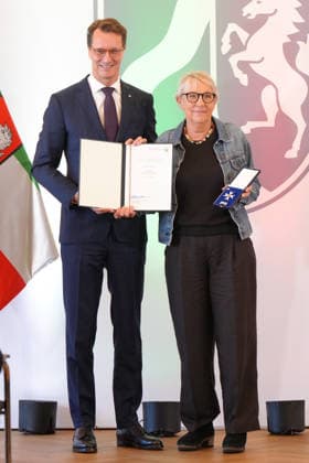 Verleihung des Verdienstorden NRW mit Ministerpraesident Wuest Hendrik Wuest gemeinsam mit Magdalene (Lena) Arndt bei der Verleihung des Verdienstorden des Landes Nordrhein-Westfalen in der Staatskanzlei, Duesseldorf, 24.08.2026 Duesseldorf Nordrhein-Westfalen Deutschland *** Awarding of the Order of Merit of North Rhine-Westphalia with Minister-President Wuest Hendrik Wuest and Magdalene Lena Arndt at the ceremony for the Order of Merit of the State of North Rhine-Westphalia at the State Chancellery, Düsseldorf, August 24, 2026 Düsseldorf North Rhine-Westphalia Germany