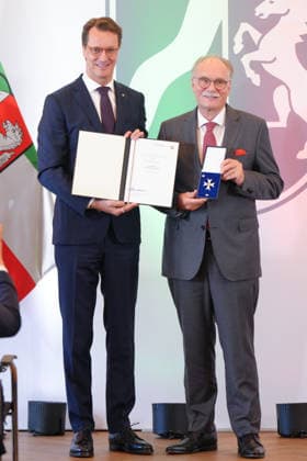 Verleihung des Verdienstorden NRW mit Ministerpraesident Wuest Hendrik Wuest gemeinsam mit Bernhard Conin bei der Verleihung des Verdienstorden des Landes Nordrhein-Westfalen in der Staatskanzlei, Duesseldorf, 24.08.2026 Duesseldorf Nordrhein-Westfalen Deutschland *** Awarding of the Order of Merit of North Rhine-Westphalia with Minister President Wuest Hendrik Wuest and Bernhard Conin at the ceremony for the Order of Merit of the State of North Rhine-Westphalia at the State Chancellery, Düsseldorf, August 24, 2026 Düsseldorf North Rhine-Westphalia Germany
