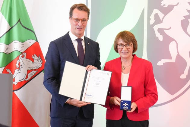 Verleihung des Verdienstorden NRW mit Ministerpraesident Wuest Hendrik Wuest gemeinsam mit Monika Dueker bei der Verleihung des Verdienstorden des Landes Nordrhein-Westfalen in der Staatskanzlei, Duesseldorf, 24.08.2026 Duesseldorf Nordrhein-Westfalen Deutschland *** Awarding of the Order of Merit of North Rhine-Westphalia with Minister President Wuest Hendrik Wuest and Monika Dueker at the ceremony for the Order of Merit of the State of North Rhine-Westphalia at the State Chancellery, Düsseldorf, August 24, 2026 Düsseldorf North Rhine-Westphalia Germany