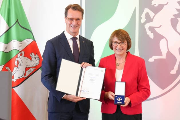 Verleihung des Verdienstorden NRW mit Ministerpraesident Wuest Hendrik Wuest gemeinsam mit Monika Dueker bei der Verleihung des Verdienstorden des Landes Nordrhein-Westfalen in der Staatskanzlei, Duesseldorf, 24.08.2026 Duesseldorf Nordrhein-Westfalen Deutschland *** Awarding of the Order of Merit of North Rhine-Westphalia with Minister President Wuest Hendrik Wuest and Monika Dueker at the ceremony for the Order of Merit of the State of North Rhine-Westphalia at the State Chancellery, Düsseldorf, August 24, 2026 Düsseldorf North Rhine-Westphalia Germany