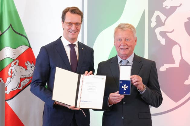 Verleihung des Verdienstorden NRW mit Ministerpraesident Wuest Hendrik Wuest gemeinsam mit Albert Gerding bei der Verleihung des Verdienstorden des Landes Nordrhein-Westfalen in der Staatskanzlei, Duesseldorf, 24.08.2026 Duesseldorf Nordrhein-Westfalen Deutschland *** Awarding of the Order of Merit of North Rhine-Westphalia with Minister President Wuest Hendrik Wuest and Albert Gerding at the ceremony for the Order of Merit of the State of North Rhine-Westphalia at the State Chancellery, Düsseldorf, August 24, 2026 Düsseldorf North Rhine-Westphalia Germany
