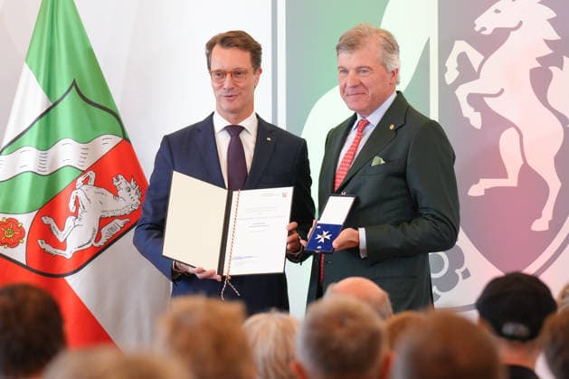 Verleihung des Verdienstorden NRW mit Ministerpraesident Wuest Hendrik Wuest gemeinsam mit Dr. Philipp Freiherr Heereman von Zuydtwyck bei der Verleihung des Verdienstorden des Landes Nordrhein-Westfalen in der Staatskanzlei, Duesseldorf, 24.08.2026 Duesseldorf Nordrhein-Westfalen Deutschland *** Awarding of the Order of Merit of North Rhine-Westphalia with Minister President Wuest Hendrik Wuest together with Dr. Philipp Freiherr Heereman von Zuydtwyck at the ceremony for the Order of Merit of the State of North Rhine-Westphalia at the State Chancellery in Düsseldorf, August 24, 2026, Düsseldorf, North Rhine-Westphalia, Germany