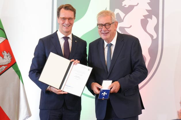 Verleihung des Verdienstorden NRW mit Ministerpraesident Wuest Ministerpraesident Hendrik Wuest gemeinsam mit Unternehmer Arndt G. Kirchhoff bei der Verleihung des Verdienstorden des Landes Nordrhein-Westfalen in der Staatskanzlei, Duesseldorf, 24.08.2026 Duesseldorf Nordrhein-Westfalen Deutschland *** Award Ceremony for the Order of Merit of North Rhine-Westphalia with Minister President Wuest Minister President Hendrik Wuest together with entrepreneur Arndt G. Kirchhoff at the award ceremony for the Order of Merit of the State of North Rhine-Westphalia at the State Chancellery in Düsseldorf, August 24, 2026, Düsseldorf, North Rhine-Westphalia, Germany
