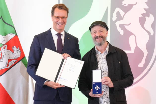 Verleihung des Verdienstorden NRW mit Ministerpraesident Wuest Hendrik Wuest gemeinsam mit Zeichner und Kuentler Ralf Koenig bei der Verleihung des Verdienstorden des Landes Nordrhein-Westfalen in der Staatskanzlei, Duesseldorf, 24.08.2026 Duesseldorf Nordrhein-Westfalen Deutschland *** Awarding of the Order of Merit of North Rhine-Westphalia with Minister President Hendrik Wuest and illustrator and artist Ralf Koenig at the ceremony for the Order of Merit of the State of North Rhine-Westphalia at the State Chancellery in Düsseldorf, August 24, 2026, Düsseldorf, North Rhine-Westphalia, Germany