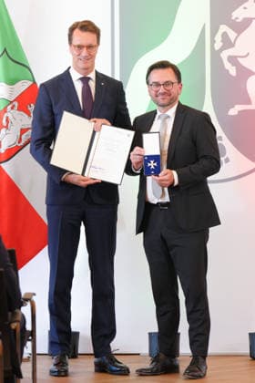 Verleihung des Verdienstorden NRW mit Ministerpraesident Wuest Hendrik Wuest (CDU) gemeinsam mit Thomas Kutschaty (SPD) bei der Verleihung des Verdienstorden des Landes Nordrhein-Westfalen in der Staatskanzlei, Duesseldorf, 24.08.2026 Duesseldorf Nordrhein-Westfalen Deutschland *** Award Ceremony for the Order of Merit of North Rhine-Westphalia with Minister President Hendrik Wuest (CDU) and Thomas Kutschaty (SPD) at the State Chancellery in Düsseldorf on August 24, 2026; Düsseldorf, North Rhine-Westphalia, Germany