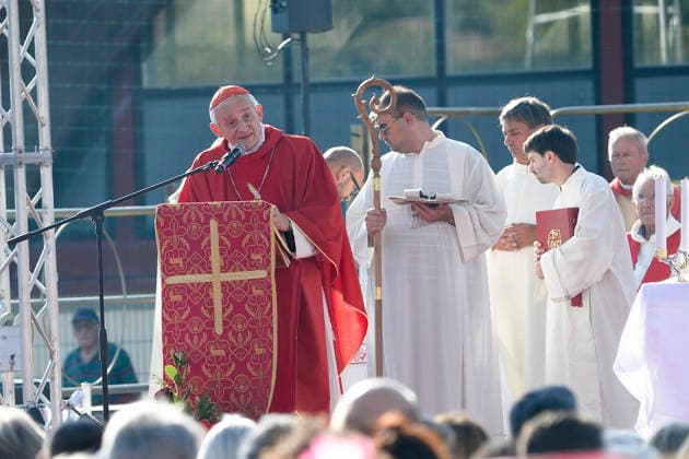 IPA87767559 - Amatrice: Memorial service for the victims of the August 2016 earthquake. Pictured: Mass celebrated by Cardinal Matteo Zuppi at the sports field.  Copyright: xSTEFANOxCAROFEIx xSTEFANOxCAROFEIx xFOTOGRAMMAx 87767559