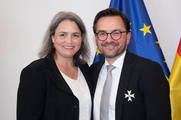 Thomas KUTSCHATY, Politiker, SPD, mit dem NRW Verdienstorden, mitn Ehefrau Christina, Ministerpraesident Hendrik WUEST zeichnet Buergerinnen und Buerger aus Nordrhein-Westfalen fuer ihr aussergewoehnliches Engagement fuer die Gesellschaft mit dem Verdienstorden des Landes aus, Verleihung des Verdienstordens des Landes Nordrhein-Westfalen in Duesseldorf am 24.08.2026 *** Thomas KUTSCHATY, politician, SPD, recipient of the Order of Merit of North Rhine-Westphalia, with his wife Christina; Minister President Hendrik WUEST honors citizens of North Rhine-Westphalia for their exceptional commitment to society by awarding them the State Order of Merit; Award ceremony for the Order of Merit of the State of North Rhine-Westphalia in Düsseldorf on