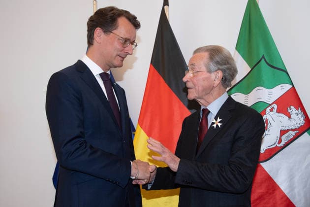 v.l. Hendrik WUEST, Wüst, CDU, Ministerpraesident des Landes Nordrhein-Westfalen, Franz MUENTEFERING, SPD, Politiker, mit dem NRW Verdienstorden, Ministerpraesident Hendrik WUEST zeichnet Buergerinnen und Buerger aus Nordrhein-Westfalen fuer ihr aussergewoehnliches Engagement fuer die Gesellschaft mit dem Verdienstorden des Landes aus, Verleihung des Verdienstordens des Landes Nordrhein-Westfalen in Duesseldorf am 24.08.2026 *** From left: Hendrik WUEST, Wüst, CDU, Minister President of the State of North Rhine-Westphalia; Franz MUENTEFERING, SPD, politician, with the North Rhine-Westphalia Order of Merit; Minister President Hendrik WUEST honors citizens of North Rhine-Westphalia for their exceptional commitment to society with the Stat