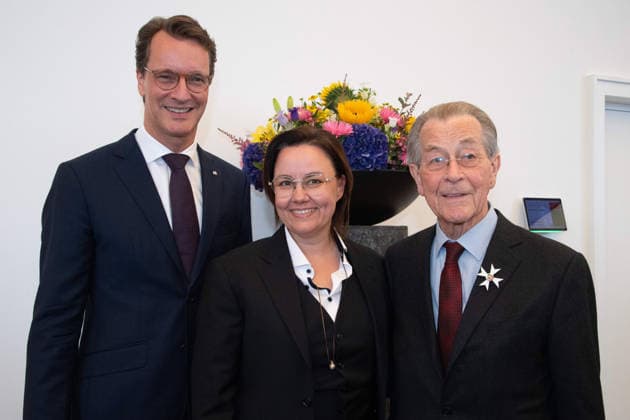 v.l. Hendrik WUEST, Wüst, CDU, Ministerpraesident des Landes Nordrhein-Westfalen, Michelle MUENTEFERING, Politikerin, Franz MUENTEFERING, SPD, Politiker, mit dem NRW Verdienstorden, Ministerpraesident Hendrik WUEST zeichnet Buergerinnen und Buerger aus Nordrhein-Westfalen fuer ihr aussergewoehnliches Engagement fuer die Gesellschaft mit dem Verdienstorden des Landes aus, Verleihung des Verdienstordens des Landes Nordrhein-Westfalen in Duesseldorf am 24.08.2026 *** From left: Hendrik WUEST, Wüst, CDU, Minister-President of North Rhine-Westphalia; Michelle MUENTEFERING, politician; Franz MUENTEFERING, SPD, politician, recipients of the North Rhine-Westphalia Order of Merit; Minister President Hendrik WUEST honors citizens of North Rhine-