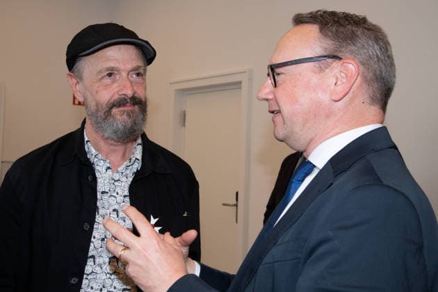 v.l. Ralf KOENIG, König, Autor, mit dem NRW Verdienstorden, Dr. Benjamin LIMBACH, Justizminister NRW, Ministerpraesident Hendrik WUEST zeichnet Buergerinnen und Buerger aus Nordrhein-Westfalen fuer ihr aussergewoehnliches Engagement fuer die Gesellschaft mit dem Verdienstorden des Landes aus, Verleihung des Verdienstordens des Landes Nordrhein-Westfalen in Duesseldorf am 24.08.2026 *** From left: Ralf KOENIG, König, author, recipient of the Order of Merit of North Rhine-Westphalia; Dr. Benjamin LIMBACH, Minister of Justice of North Rhine-Westphalia; and Minister President Hendrik WUEST honor citizens of North Rhine-Westphalia for their extraordinary commitment to society by awarding them the State Order of Merit, Award ceremony for the