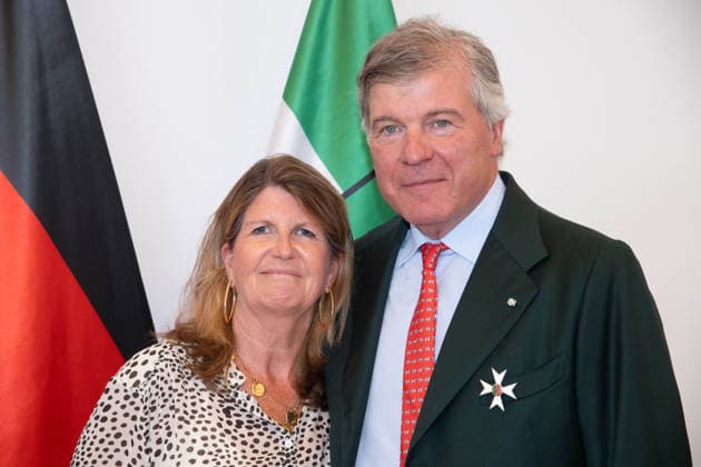 Dr. Philipp Freiherr Heereman von Zuydtwyck mit dem Verdienstorden und Ehefrau Caroline, Ministerpraesident Hendrik WUEST zeichnet Buergerinnen und Buerger aus Nordrhein-Westfalen fuer ihr aussergewoehnliches Engagement fuer die Gesellschaft mit dem Verdienstorden des Landes aus, Verleihung des Verdienstordens des Landes Nordrhein-Westfalen in Duesseldorf am 24.08.2026 *** Dr. Philipp Freiherr Heereman von Zuydtwyck, recipient of the Order of Merit, and his wife Caroline; Minister President Hendrik WUEST honors citizens of North Rhine-Westphalia for their exceptional commitment to society with the State Order of Merit; Award ceremony for the Order of Merit of the State of North Rhine-Westphalia in Düsseldorf on August 24, 2026