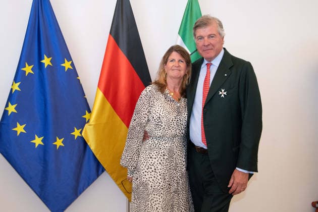 Dr. Philipp Freiherr Heereman von Zuydtwyck mit dem Verdienstorden und Ehefrau Caroline, Ministerpraesident Hendrik WUEST zeichnet Buergerinnen und Buerger aus Nordrhein-Westfalen fuer ihr aussergewoehnliches Engagement fuer die Gesellschaft mit dem Verdienstorden des Landes aus, Verleihung des Verdienstordens des Landes Nordrhein-Westfalen in Duesseldorf am 24.08.2026 *** Dr. Philipp Freiherr Heereman von Zuydtwyck, recipient of the Order of Merit, and his wife Caroline; Minister President Hendrik WUEST honors citizens of North Rhine-Westphalia for their exceptional commitment to society with the State Order of Merit; Award ceremony for the Order of Merit of the State of North Rhine-Westphalia in Düsseldorf on August 24, 2026