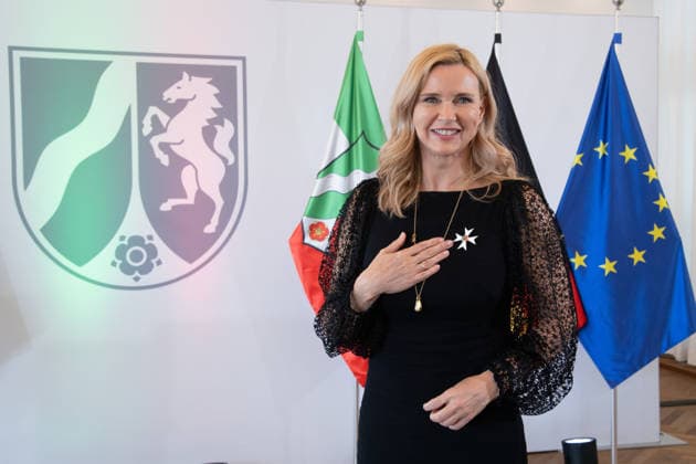 Schauspielerin Veronica FERRES mit dem NRW Verdienstorden, Ministerpraesident Hendrik WUEST zeichnet Buergerinnen und Buerger aus Nordrhein-Westfalen fuer ihr aussergewoehnliches Engagement fuer die Gesellschaft mit dem Verdienstorden des Landes aus, Verleihung des Verdienstordens des Landes Nordrhein-Westfalen in Duesseldorf am 24.08.2026 *** Actress Veronica FERRES receives the Order of Merit of North Rhine-Westphalia; Minister President Hendrik WUEST honors citizens of North Rhine-Westphalia for their exceptional commitment to society with the state’s Order of Merit, Award ceremony for the Order of Merit of North Rhine-Westphalia in Düsseldorf on August 24, 2026