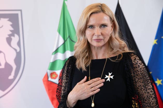 Schauspielerin Veronica FERRES mit dem NRW Verdienstorden, Ministerpraesident Hendrik WUEST zeichnet Buergerinnen und Buerger aus Nordrhein-Westfalen fuer ihr aussergewoehnliches Engagement fuer die Gesellschaft mit dem Verdienstorden des Landes aus, Verleihung des Verdienstordens des Landes Nordrhein-Westfalen in Duesseldorf am 24.08.2026 *** Actress Veronica FERRES receives the Order of Merit of North Rhine-Westphalia; Minister President Hendrik WUEST honors citizens of North Rhine-Westphalia for their exceptional commitment to society with the state’s Order of Merit, Award ceremony for the Order of Merit of North Rhine-Westphalia in Düsseldorf on August 24, 2026