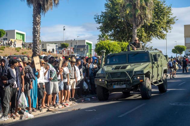 The NGO Accem is providing shelter to 1,100 migrants in Ceuta. Migrants wait in line on August 24, 2026, in Ceuta, Spain. The NGO Accem is currently assisting 1,100 migrants at the Loma Margarita temporary shelter, in Ceuta, a facility managed by the organization that is currently at full capacity. In the autonomous city, the organization Engloba manages the Loma Colmenar center, which has an additional 700 beds. In total, there are 1,800 beds in the shelters set up in the autonomous city following the mass influx on July 30. AUGUST 24, 2026 Ceuta Ceuta Spain  Copyright: xMarcosxMorenox 7730317