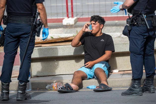 The NGO Accem is providing shelter to 1,100 migrants in Ceuta. The National Police are assisting a migrant on August 24, 2026, in Ceuta, Spain. The NGO Accem is currently assisting 1,100 migrants at the Loma Margarita temporary shelter, in Ceuta—a facility managed by the organization that is currently at full capacity. In the autonomous city, the organization Engloba manages the Loma Colmenar center, which has an additional 700 beds. In total, there are 1,800 spots in the care centers set up in the autonomous city following the mass influx on July 30. AUGUST 24, 2026 Ceuta, Spain  Copyright: xMarcosxMorenox 7730325