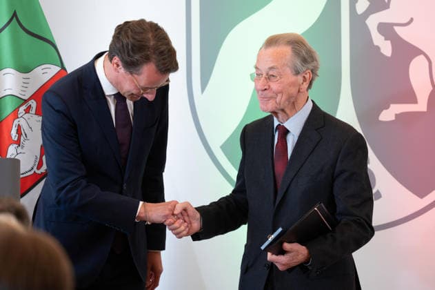 Der Politiker Franz MUENTEFERING, Müntefering, erhaelt von Hendrik WUEST, Wüst, CDU, Ministerpraesident des Landes Nordrhein-Westfalen, den NRW Verdienstorden, Ministerpraesident Hendrik WUEST zeichnet Buergerinnen und Buerger aus Nordrhein-Westfalen fuer ihr aussergewoehnliches Engagement fuer die Gesellschaft mit dem Verdienstorden des Landes aus, Verleihung des Verdienstordens des Landes Nordrhein-Westfalen in Duesseldorf am 24.08.2026 *** Politician Franz MUENTEFERING (Müntefering) receives the Order of Merit of North Rhine-Westphalia from Hendrik WUEST (Wüst), CDU, Minister-President of the State of North Rhine-Westphalia, the North Rhine-Westphalia Order of Merit; Minister-President Hendrik WUEST honors citizens of North Rhine-W