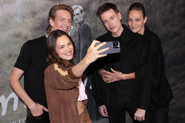 Emilia Schuele, Paul Boche, Regisseur Kai Staeicke und Jeanette Hain bei der Der Heimatlose Photo Call im Rahmen der Kino Premiere am 24.08.2026 im AchtBerlin in Berlin Emilia Schuele, Paul Boche, director Kai Staeicke und Jeanette Hain attend the photocall for Der Heimatlose Homeless Man during the movie premiere on August 24, 2026 at AchtBerlin in Berlin, Germany Der Heimatlose Filmpremiere Screening in Berlin *** Emilia Schuele, Paul Boche, director Kai Staeicke, and Jeanette Hain at the *Der Heimatlose* photo call during the movie premiere on August 24, 2026, at AchtBerlin in Berlin. Emilia Schuele, Paul Boche, director Kai Staeicke, and Jeanette Hain attend the photo call for *Der Heimatlose* (*The Homeless Man* 