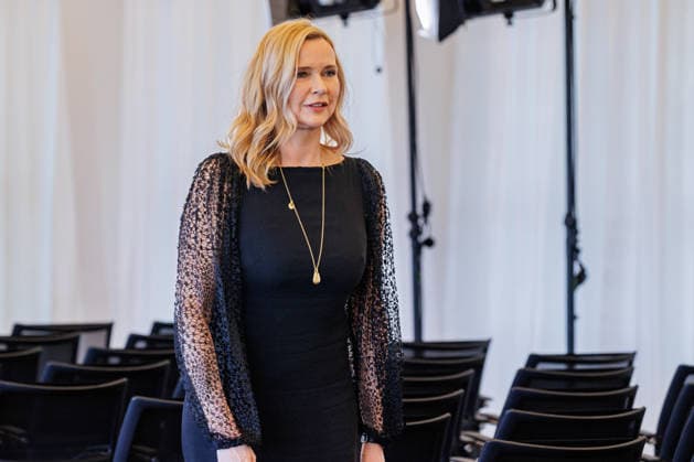 24.08.2026. Düsseldorf. Veronica Ferres bei der Verleihung des Verdienstordens des Landes Nordrhein-Westfalen anlässlich des 80. Landesgeburtstages. Veronica Ferres hat als Schauspielerin den deutschen Film geprägt und Nordrhein-Westfalen als Kulturstandort international vertreten. Auch als Produzentin blieb sie ihrer Heimat verbunden. Wiederholt fanden Dreharbeiten für ihre Produktionen in Nordrhein-Westfalen statt. Seit vielen Jahren engagiert sie sich als Schirmherrin der Arche Kinderstiftung sowie des Bergischen Kinder- und Jugendhospizes Burgholz für benachteiligte und schwerkranke Kinder. Darüber hinaus setzt sie sich mit ihren Kinderbüchern für den Schutz und die Stärkung von Kindern ein. Düsseldorf Staatskanzlei Nordrhe