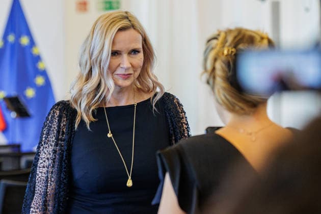 24.08.2026. Düsseldorf. Veronica Ferres bei der Verleihung des Verdienstordens des Landes Nordrhein-Westfalen anlässlich des 80. Landesgeburtstages. Veronica Ferres hat als Schauspielerin den deutschen Film geprägt und Nordrhein-Westfalen als Kulturstandort international vertreten. Auch als Produzentin blieb sie ihrer Heimat verbunden. Wiederholt fanden Dreharbeiten für ihre Produktionen in Nordrhein-Westfalen statt. Seit vielen Jahren engagiert sie sich als Schirmherrin der Arche Kinderstiftung sowie des Bergischen Kinder- und Jugendhospizes Burgholz für benachteiligte und schwerkranke Kinder. Darüber hinaus setzt sie sich mit ihren Kinderbüchern für den Schutz und die Stärkung von Kindern ein. Düsseldorf Staatskanzlei Nordrhe