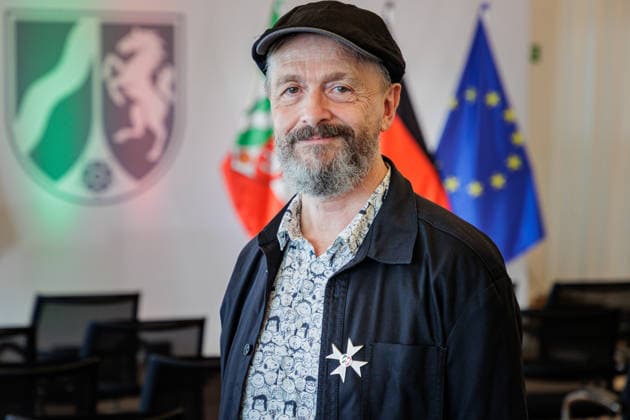 24.08.2026. Düsseldorf. Ralf König bei der Verleihung des Verdienstordens des Landes Nordrhein-Westfalen anlässlich des 80. Landesgeburtstages. Düsseldorf Staatskanzlei Nordrhein-Westfalen Deutschland *** August 24, 2026, Düsseldorf: Ralf König at the award ceremony for the Order of Merit of the State of North Rhine-Westphalia on the occasion of the state’s 80th anniversary. Düsseldorf, State Chancellery of North Rhine-Westphalia, Germany