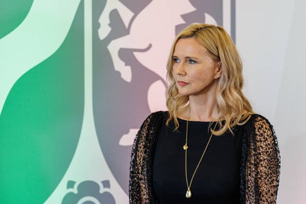 24.08.2026. Düsseldorf. Veronica Ferres bei der Verleihung des Verdienstordens des Landes Nordrhein-Westfalen anlässlich des 80. Landesgeburtstages. Veronica Ferres hat als Schauspielerin den deutschen Film geprägt und Nordrhein-Westfalen als Kulturstandort international vertreten. Auch als Produzentin blieb sie ihrer Heimat verbunden. Wiederholt fanden Dreharbeiten für ihre Produktionen in Nordrhein-Westfalen statt. Seit vielen Jahren engagiert sie sich als Schirmherrin der Arche Kinderstiftung sowie des Bergischen Kinder- und Jugendhospizes Burgholz für benachteiligte und schwerkranke Kinder. Darüber hinaus setzt sie sich mit ihren Kinderbüchern für den Schutz und die Stärkung von Kindern ein. Düsseldorf Staatskanzlei Nordrhe