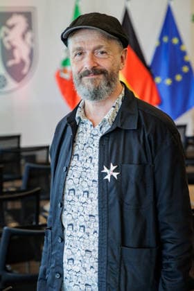 24.08.2026. Düsseldorf. Ralf König bei der Verleihung des Verdienstordens des Landes Nordrhein-Westfalen anlässlich des 80. Landesgeburtstages. Düsseldorf Staatskanzlei Nordrhein-Westfalen Deutschland *** August 24, 2026, Düsseldorf: Ralf König at the ceremony to award the Order of Merit of the State of North Rhine-Westphalia on the occasion of the state’s 80th anniversary. Düsseldorf, State Chancellery of North Rhine-Westphalia, Germany