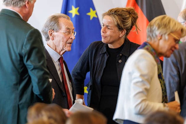 24.08.2026. Düsseldorf. (l-r) Franz Müntefering und Mona Neubaur bei der Verleihung des Verdienstordens des Landes Nordrhein-Westfalen anlässlich des 80. Landesgeburtstages. Düsseldorf Staatskanzlei Nordrhein-Westfalen Deutschland *** August 24, 2026, Düsseldorf Franz Müntefering and Mona Neubaur at the ceremony conferring the Order of Merit of the State of North Rhine-Westphalia on the occasion of the state’s 80th anniversary, Düsseldorf, State Chancellery of North Rhine-Westphalia, Germany