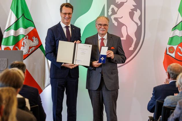 24.08.2026. Düsseldorf. (l-r) NRW-Ministerpräsident Hendrik Wüst und Bernhard Conin bei der Verleihung des Verdienstordens des Landes Nordrhein-Westfalen anlässlich des 80. Landesgeburtstages. Bernhard Conin hat als ehemaliger Geschäftsführer der Koelncongress GmbH den Veranstaltungsstandort Köln gestärkt. Seit 1986 engagiert er sich für das Kölner Brauchtum und hat als Vorsitzender des Freunde und Förderer des Kölnischen Brauchtums e.V. die Schull- und Veedelszöch zukunftsfest aufgestellt. Zudem hat er mit neuen Formaten wie dem Weihnachtssingen im Rathaus neue Begegnungsräume geschaffen. Düsseldorf Staatskanzlei Nordrhein-Westfalen Deutschland *** August 24, 2026, Düsseldorf NRW Minister President Hendrik Wüst an
