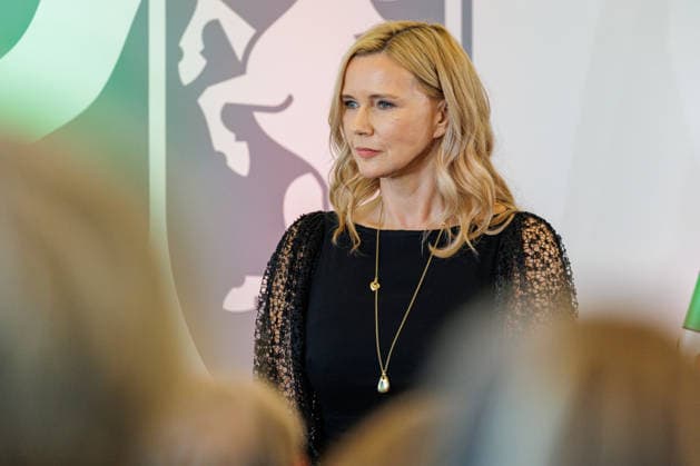 24.08.2026. Düsseldorf. Veronica Ferres bei der Verleihung des Verdienstordens des Landes Nordrhein-Westfalen anlässlich des 80. Landesgeburtstages. Veronica Ferres hat als Schauspielerin den deutschen Film geprägt und Nordrhein-Westfalen als Kulturstandort international vertreten. Auch als Produzentin blieb sie ihrer Heimat verbunden. Wiederholt fanden Dreharbeiten für ihre Produktionen in Nordrhein-Westfalen statt. Seit vielen Jahren engagiert sie sich als Schirmherrin der Arche Kinderstiftung sowie des Bergischen Kinder- und Jugendhospizes Burgholz für benachteiligte und schwerkranke Kinder. Darüber hinaus setzt sie sich mit ihren Kinderbüchern für den Schutz und die Stärkung von Kindern ein. Düsseldorf Staatskanzlei Nordrhe